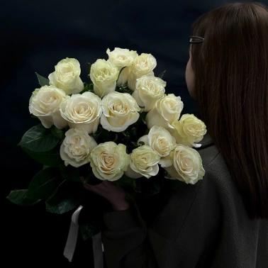Букет из 15 белых роз под ленту