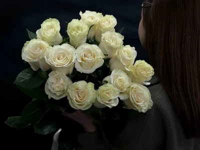 Букет из 15 белых роз под ленту