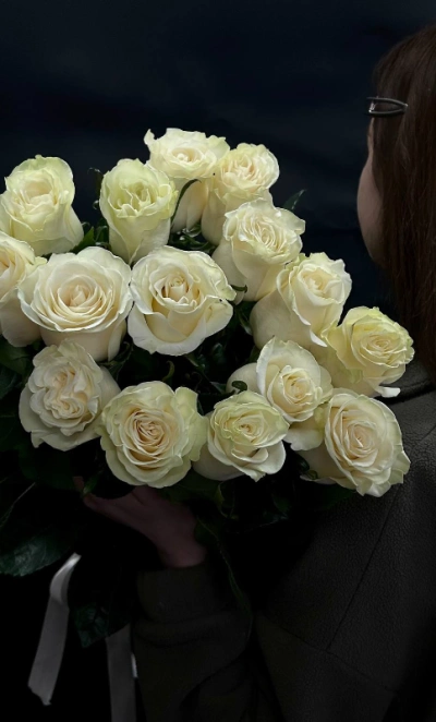 Букет из 15 белых роз под ленту