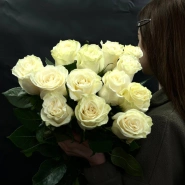 Букет из 13 белых роз под ленту 1