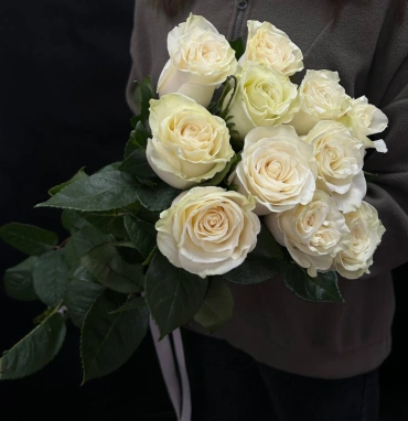 Букет из 11 белых роз под ленту