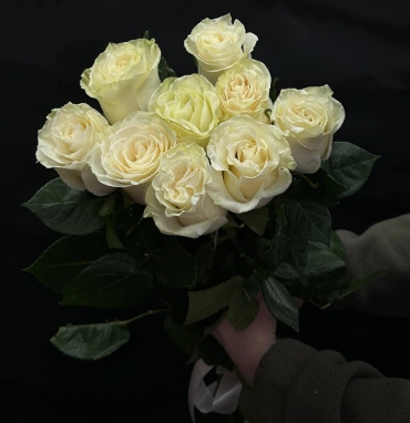 Букет из 9 белых роз под ленту