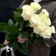 Букет из 9 белых роз под ленту 1