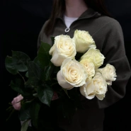 Букет из 7 белых роз под ленту 0