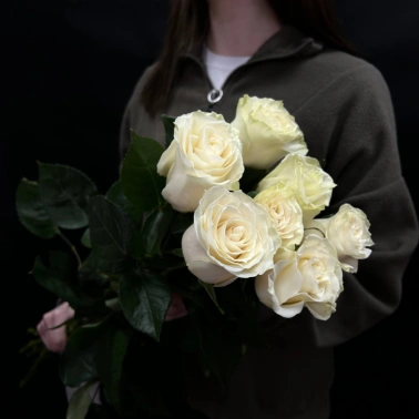 Букет из 7 белых роз под ленту