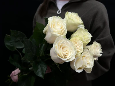 Букет из 7 белых роз под ленту