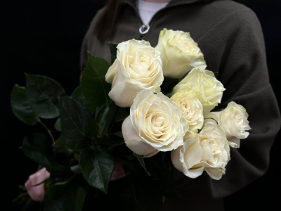 Букет из 7 белых роз под ленту