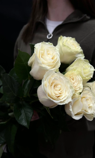 Букет из 7 белых роз под ленту