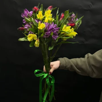 Букет из 7 альстромерий под ленту