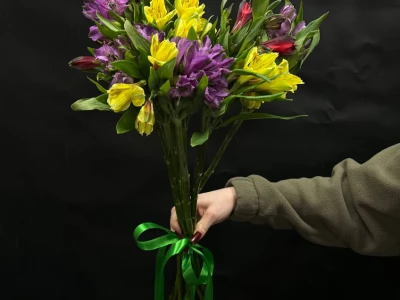 Букет из 7 альстромерий под ленту