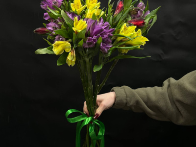 Букет из 7 альстромерий под ленту