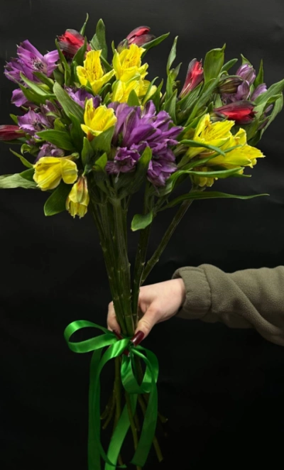 Букет из 7 альстромерий под ленту