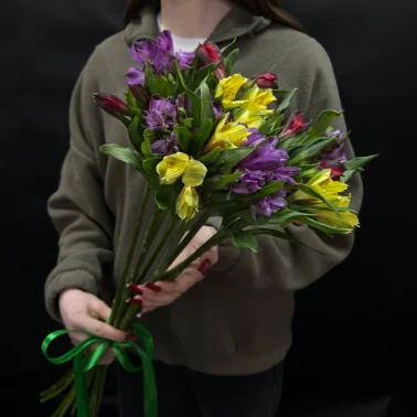 Букет из 9 альстромерий под ленту