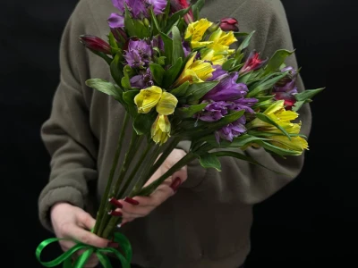 Букет из 9 альстромерий под ленту