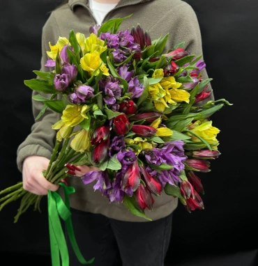 Букет из 11 альстромерий под ленту