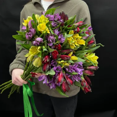 Букет из 11 альстромерий под ленту