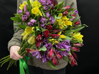 Букет из 11 альстромерий под ленту