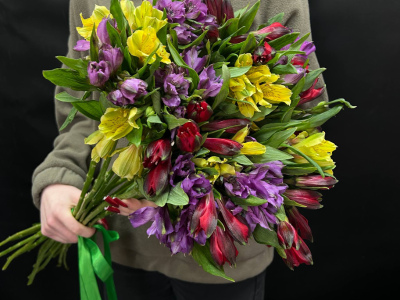 Букет из 11 альстромерий под ленту