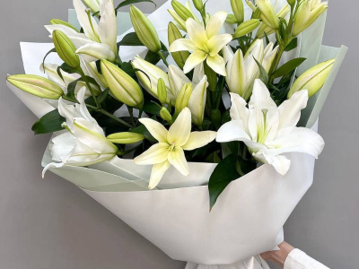 Букет из 9 белых лилий