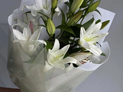 Букет из 5 белых лилий