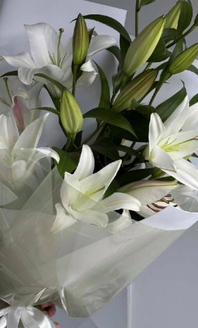 Букет из 5 белых лилий