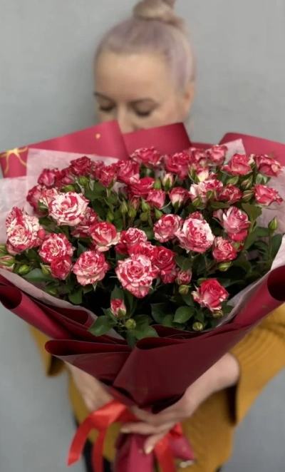 Букет из кустовой розы фаер-воркс размер L