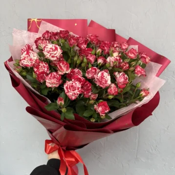 Букет из кустовой розы фаер-воркс «Яркий»