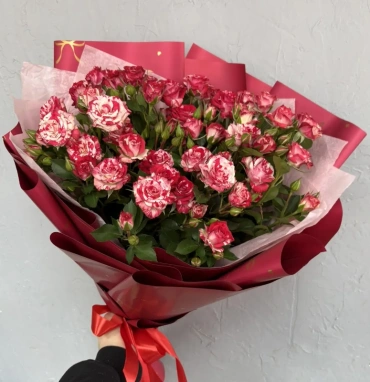 Букет из кустовой розы фаер-воркс «Яркий»