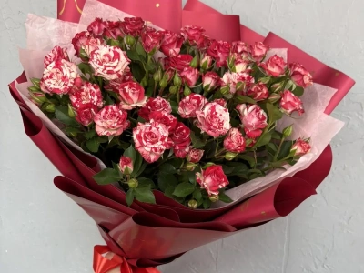 Букет из кустовой розы фаер-воркс «Яркий»