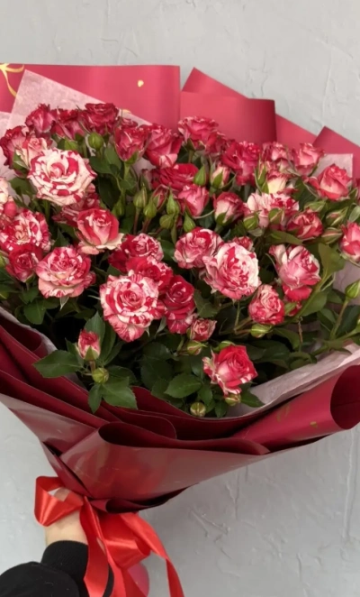 Букет из кустовой розы фаер-воркс «Яркий»