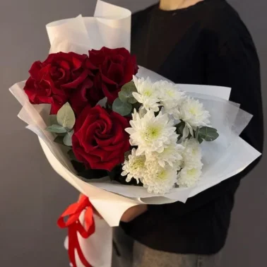 Красные француские розы с хризантемой