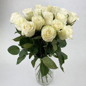 Букет из белых роз «Классика» от интернет-магазина «Golden Flow» в Пскове