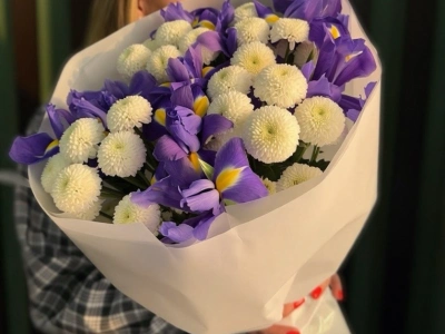Букет из ирисов и белых хризантем