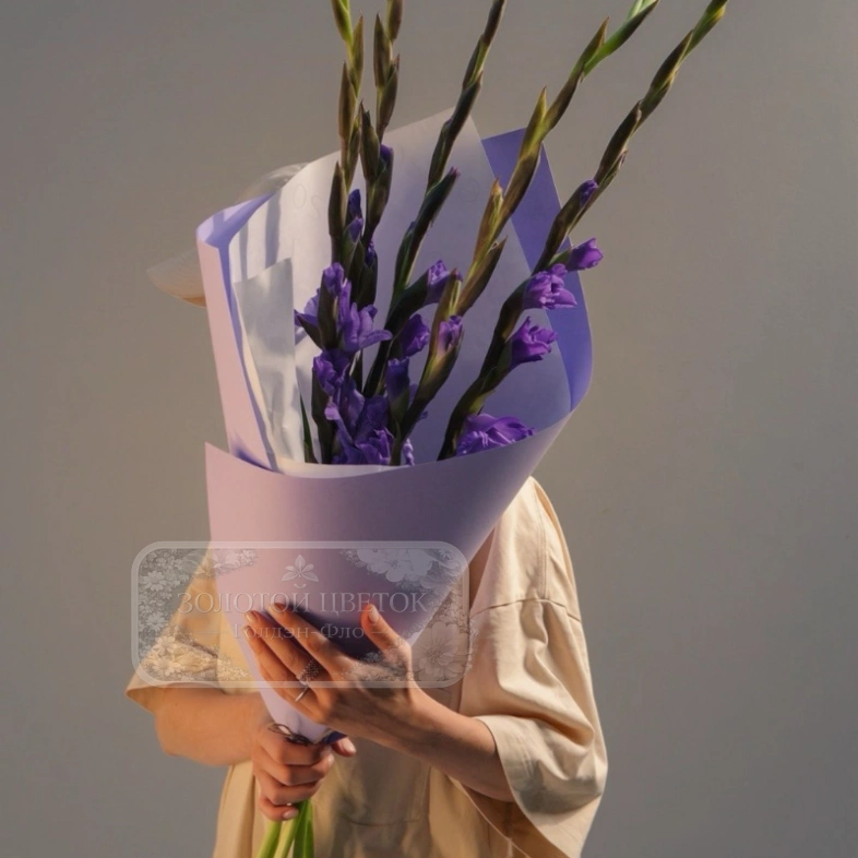 Букет фиолетовых гладиолусов в оформлении