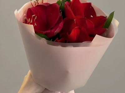 Букет из амариллиса и рускуса
