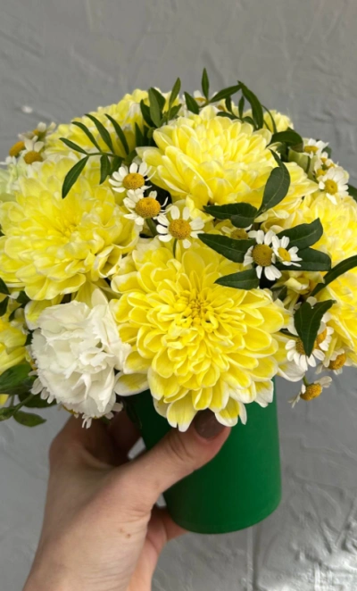 Композиция из хризантем и ромашек в стаканчике