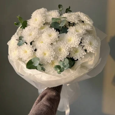 Букет из кустовых хризантем и эвкалипта нежный