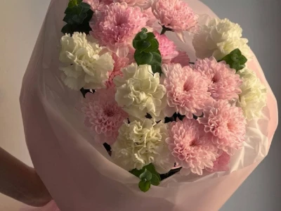 Букет из розовых хризантем и диантусов