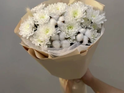 Букет из хризантем и сухоцветов