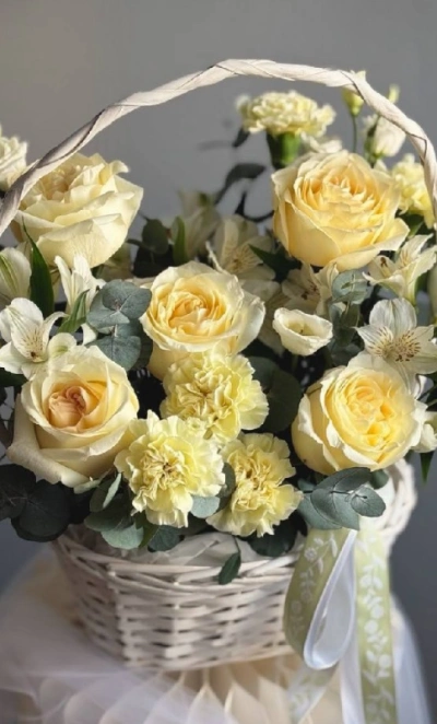 Кремовая корзина с розами, эустомой и альстромериями