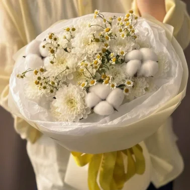 Букет из ромашек, хризантем и хлопка