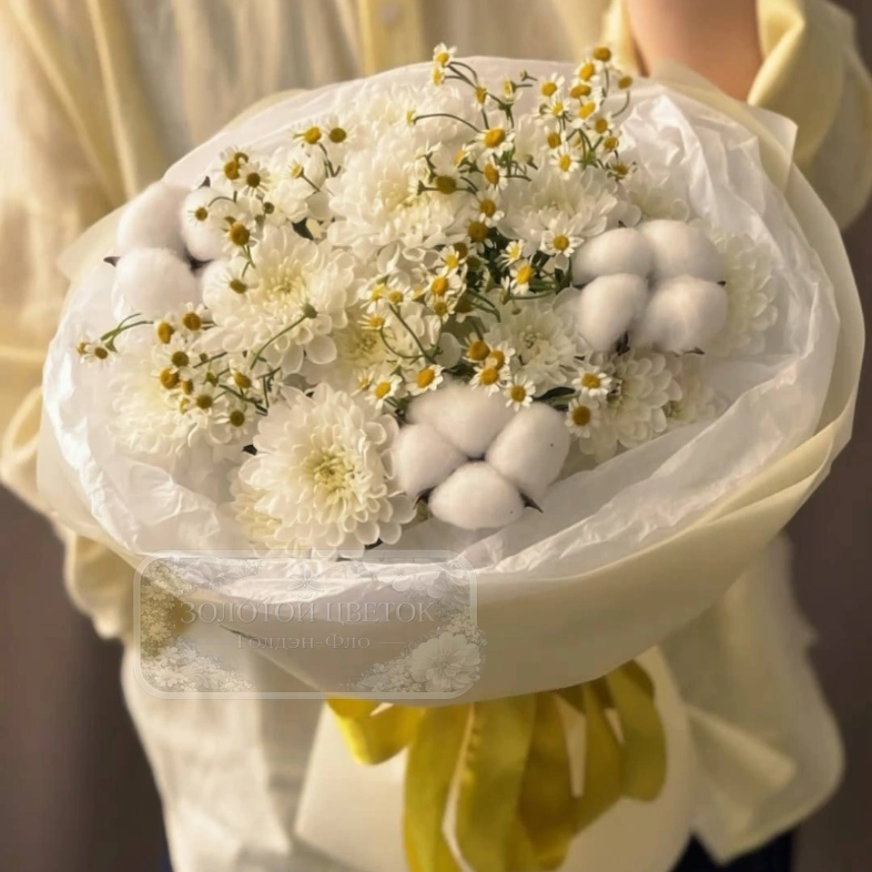 Букет из ромашек, хризантем и хлопка