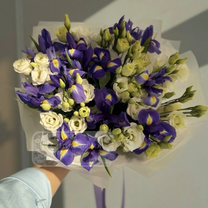 Букет из ирисов и эустомы