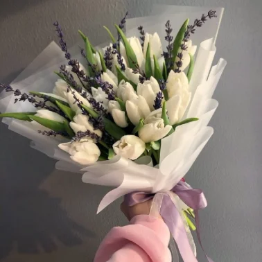 Букет из тюльпанов и лаванды